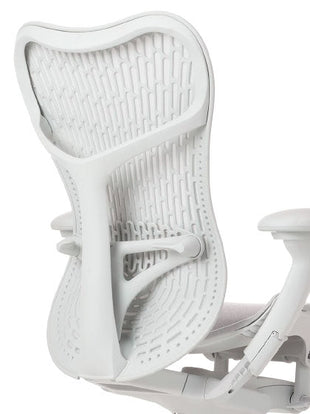 Valkoisen Herman Miller Mirra 2 -työtuolin takanäkymä, jossa näkyy selkänoja.