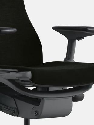 Lähikuva Herman Millerin valkoisesta ja sinisestä Embody-työtuolista, jossa näkyy muotoiltu istuin.