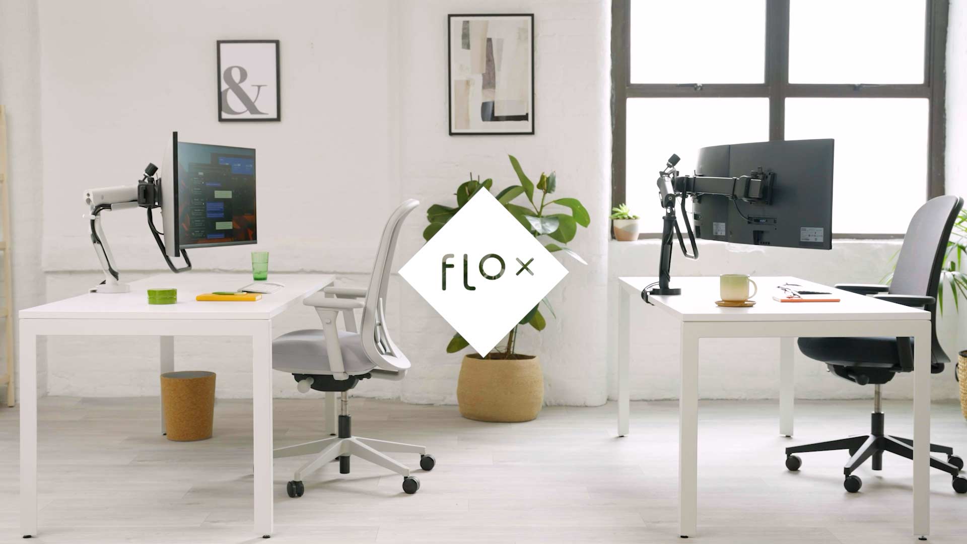 Video, jossa Flo X -monitorivarsi kiinnittää yhden, kahden ja kolmen näytön kokoonpanon toimistoympäristössä.
