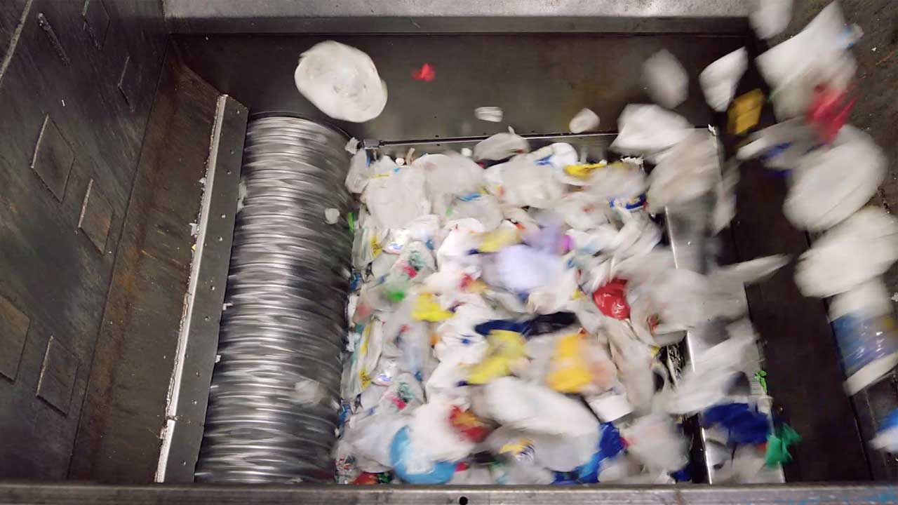 Lyhyt video, joka esittelee Herman Millerin prosessin, jossa muovi kerätään, lajitellaan, pestään ja muutetaan uudelleenkäytettäväksi muoviksi uusia tuoleja varten