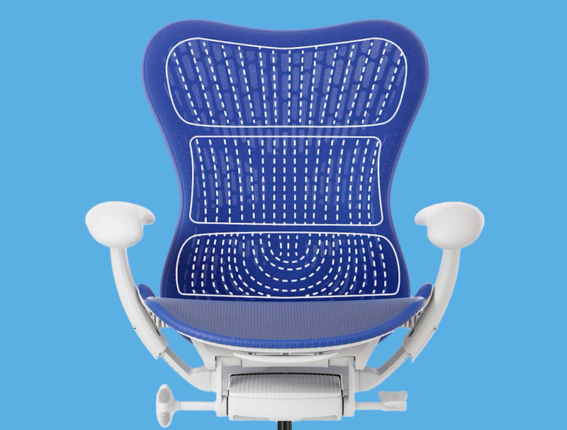 Video sinisestä ja valkoisesta Herman Millerin Mirra 2 -työtuolista, edestäpäin kuvattuna, valkoisilla grafiikoilla korostettuna, ergonomisen selkänojan korostamiseksi.