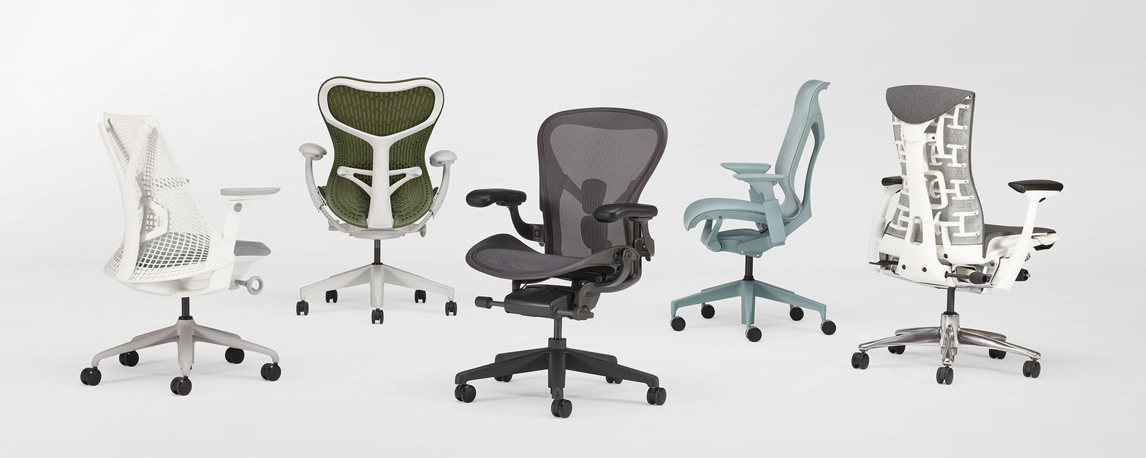 Viisi Herman Millerin ergonomista toimistotuolia rivissä valkoisessa studiossa. Mukana mallit Sayl, Mirra 2, Aeron, Cosm ja Embody.