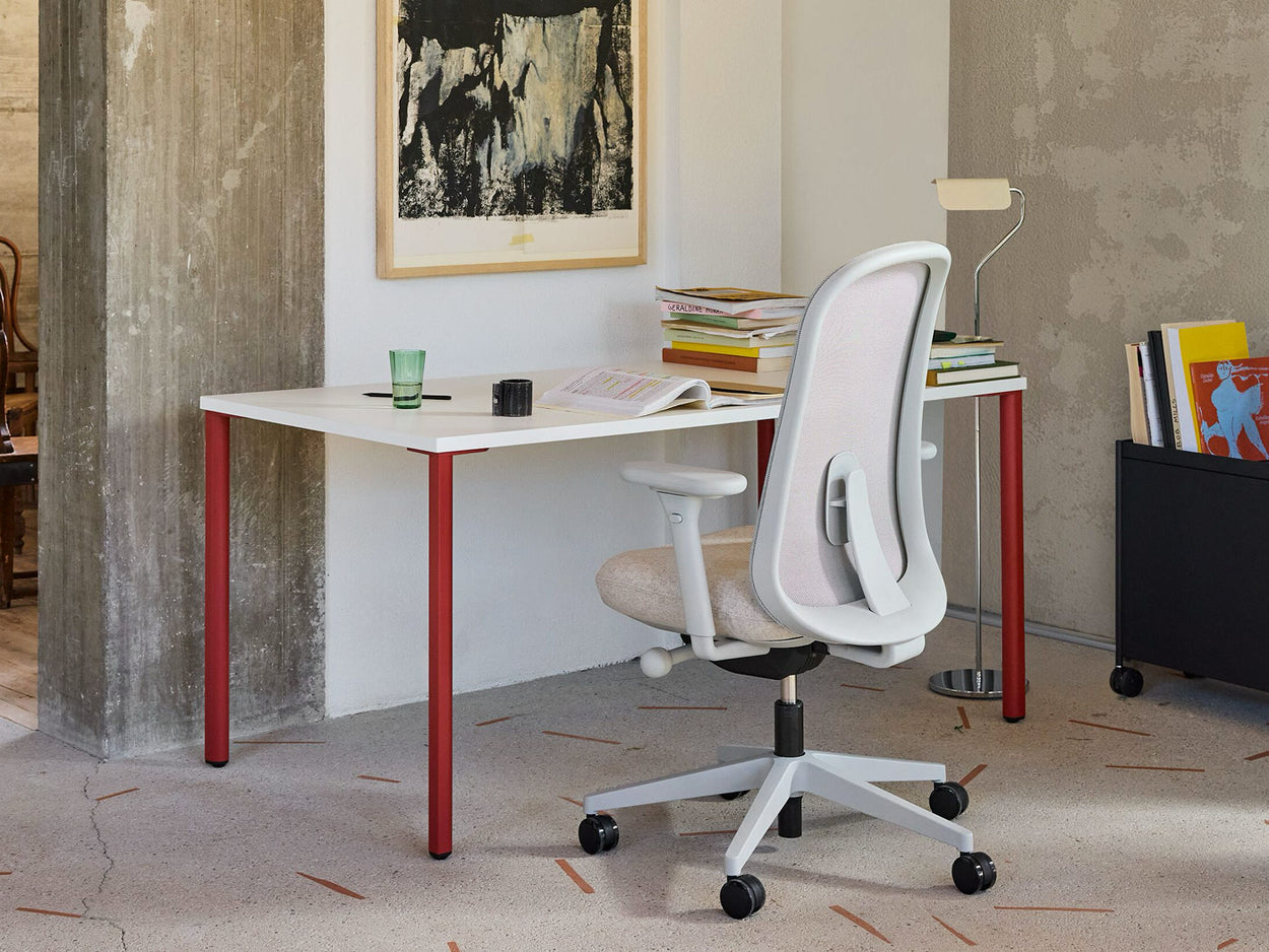 Kirkas kotitoimisto, jossa on Herman Miller Lino -ergonominen tuoli ja OE1-työpöytä.