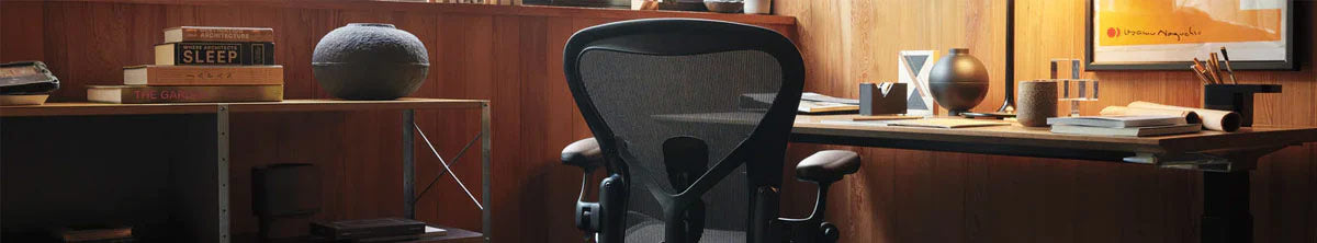 Herman Miller Aeron -työtuolin takanäkymä kotitoimistossa